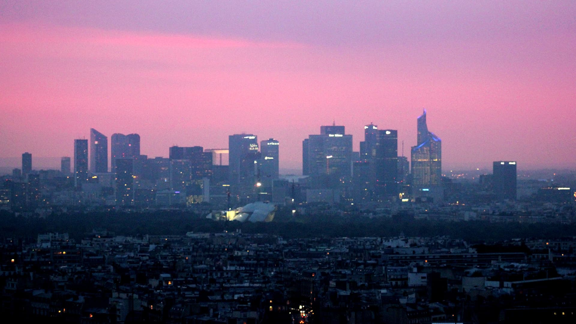 La Défense au coucher du soleil, vue depuis Paris